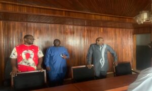 De gauche à droite : le président de la SCO (Pr Bilong), le chef service santé de district d'Efoulan (Dr Ottou Awa), le délégué régional (Dr Mambo Maka)