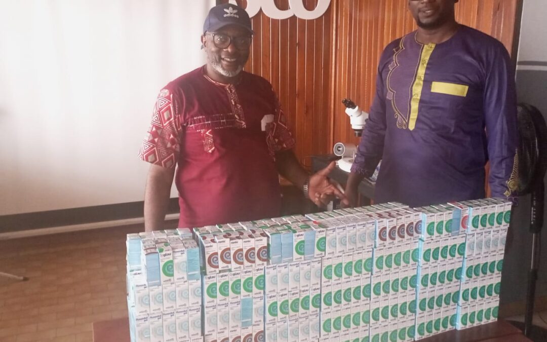 Solidarité en faveur de l’accès aux soins : EDOL fait don de plus de 400 boîtes de collyres à la Société Camerounaise d’Ophtalmologie