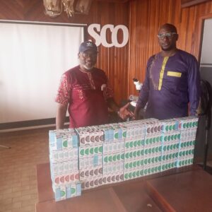 De la gauche vers la droite : le représentant d'Edol Cameroun, le président de la SCO (Pr Bilong)